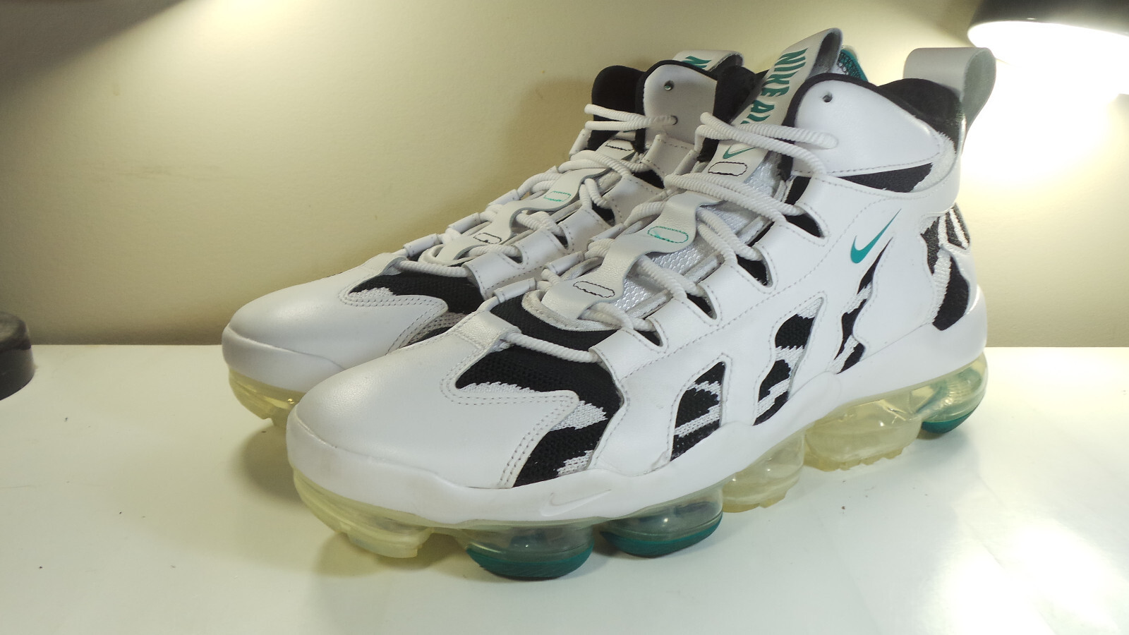 nike vapormax gliese white deep emerald black